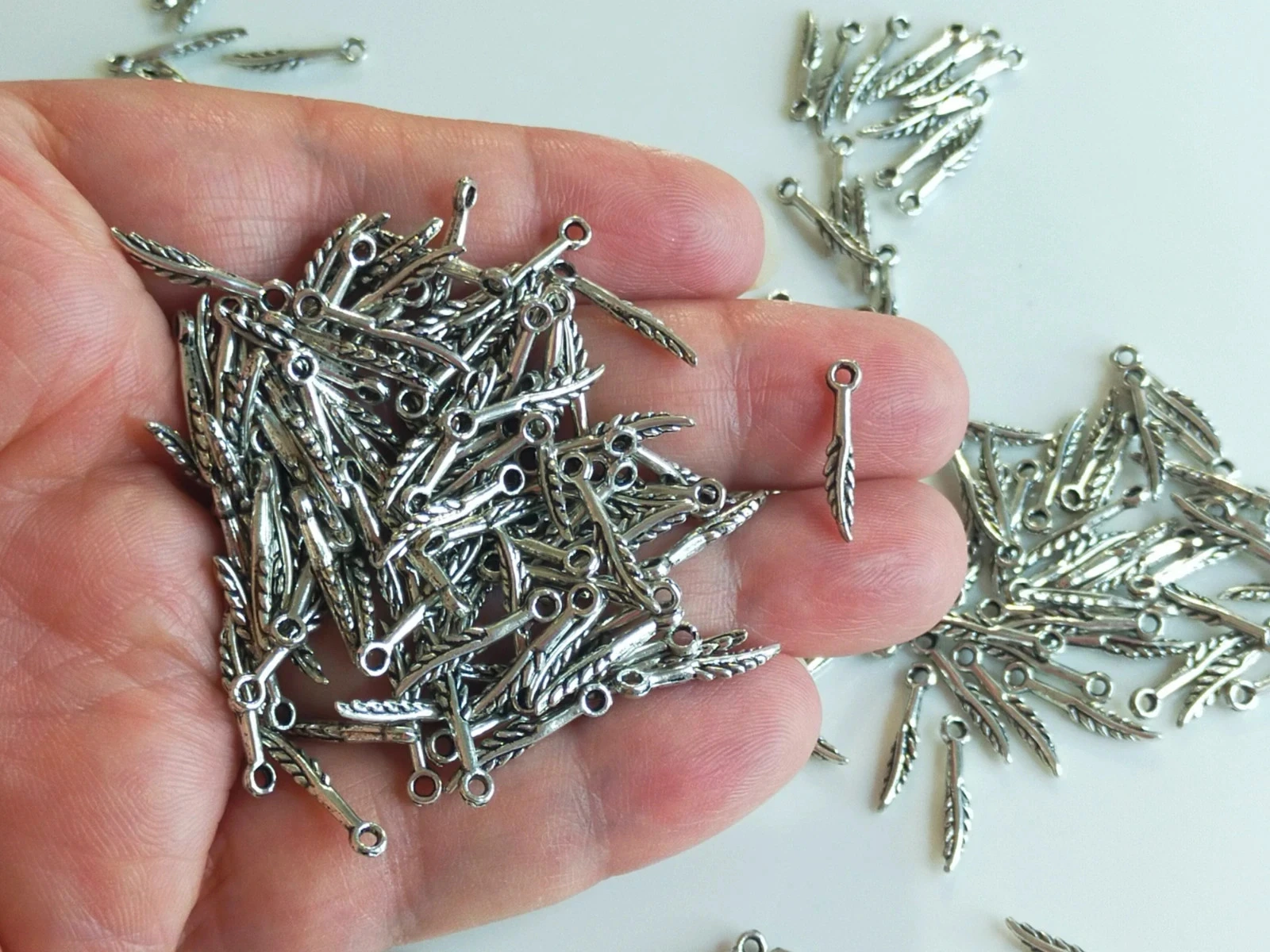 200 minis breloques charms plumes argentées Lot n°6234 – photo 3